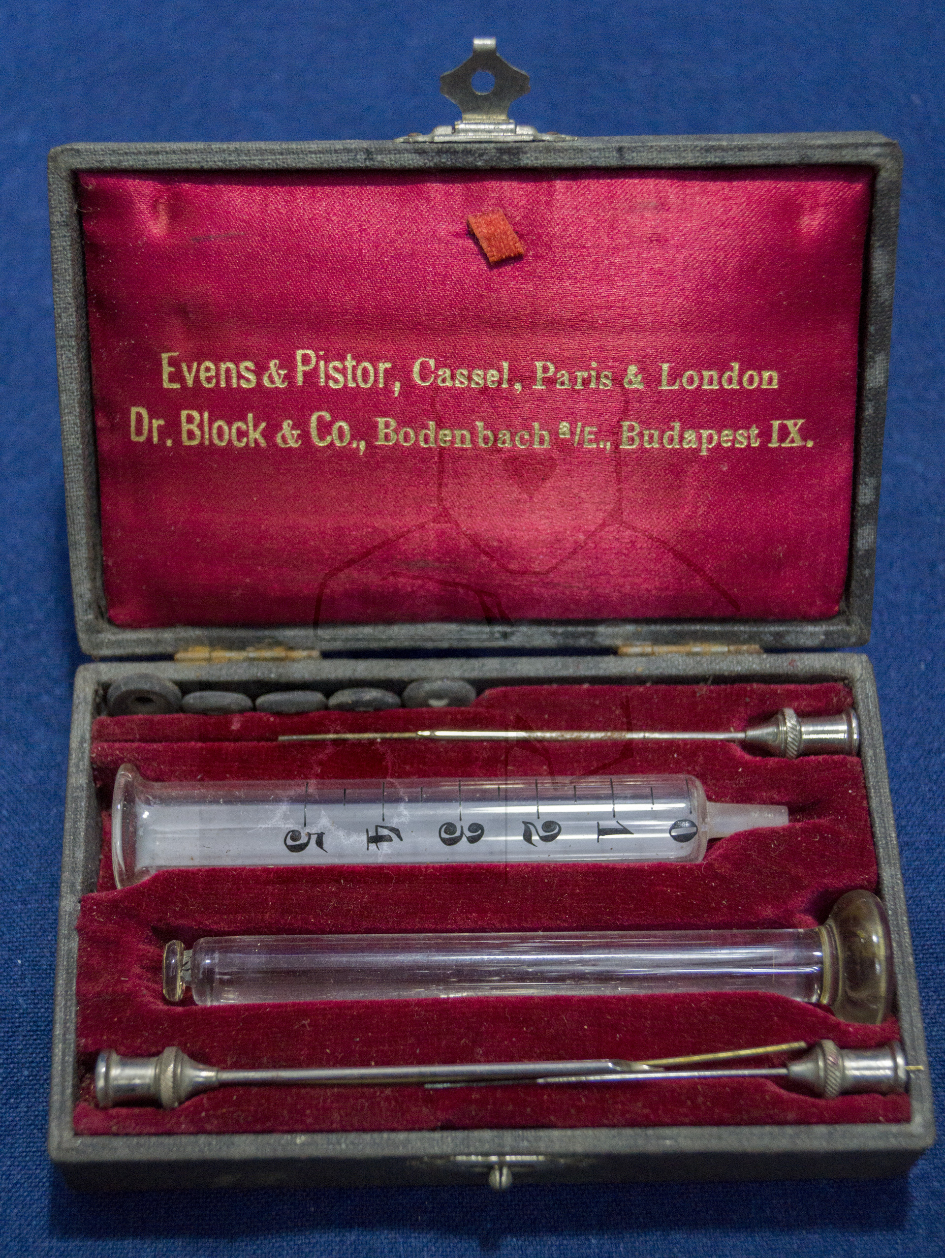 Handgemachte Glasspritze und Kanülen, um 1900, Etui mit Spritze, Stempel, Kanülen, Dichtungen und Reinigungsdrähten